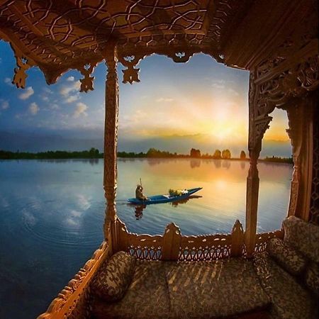 Hotel Peacock Houseboats à Srīnagar Extérieur photo