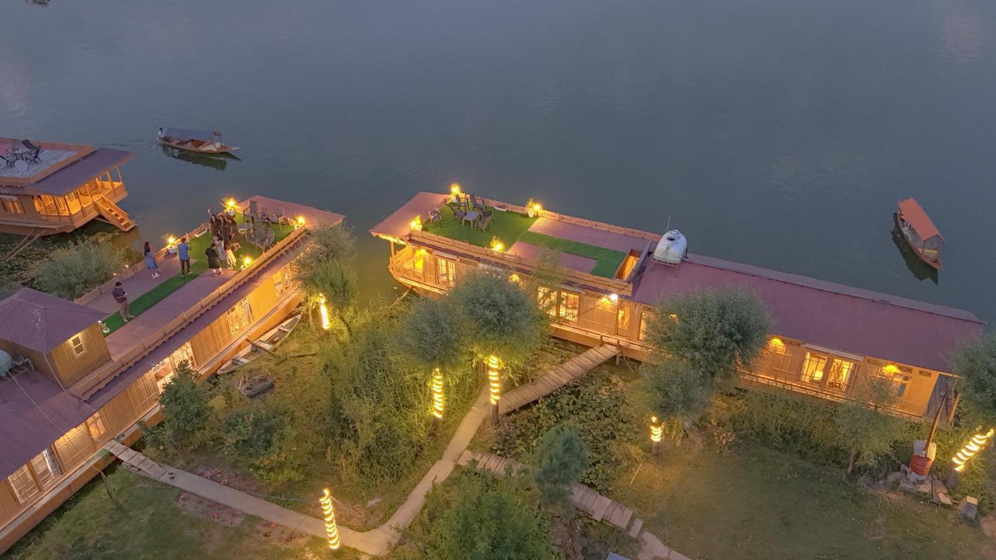 Hotel Peacock Houseboats à Srīnagar Extérieur photo