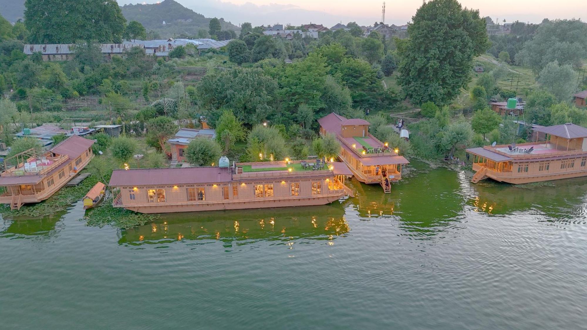 Hotel Peacock Houseboats à Srīnagar Extérieur photo