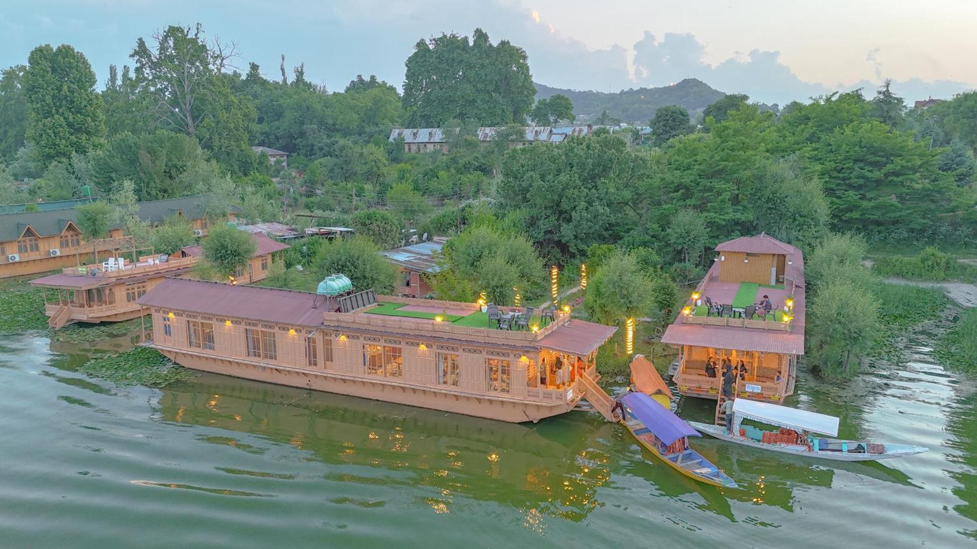 Hotel Peacock Houseboats à Srīnagar Extérieur photo