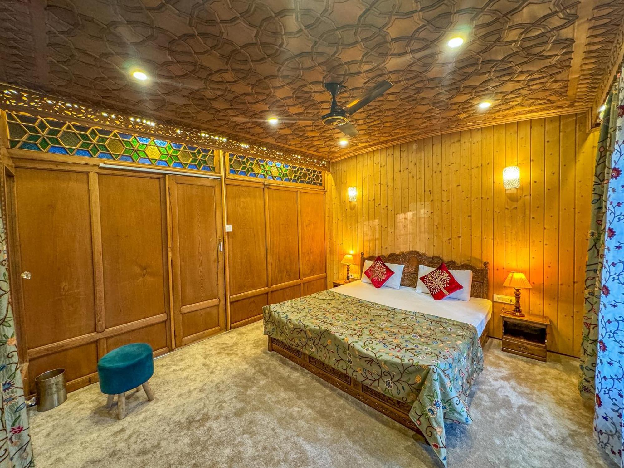 Hotel Peacock Houseboats à Srīnagar Extérieur photo