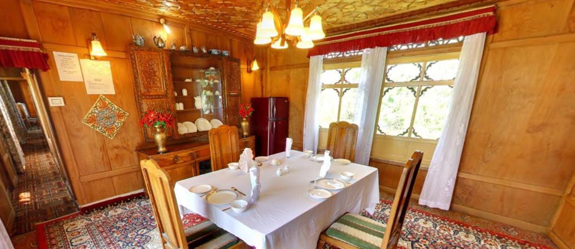 Hotel Peacock Houseboats à Srīnagar Extérieur photo