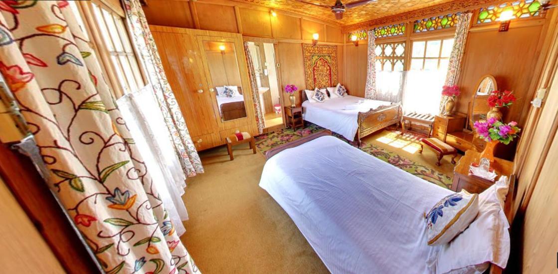 Hotel Peacock Houseboats à Srīnagar Extérieur photo