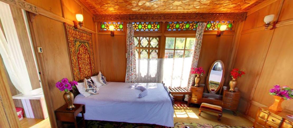 Hotel Peacock Houseboats à Srīnagar Extérieur photo