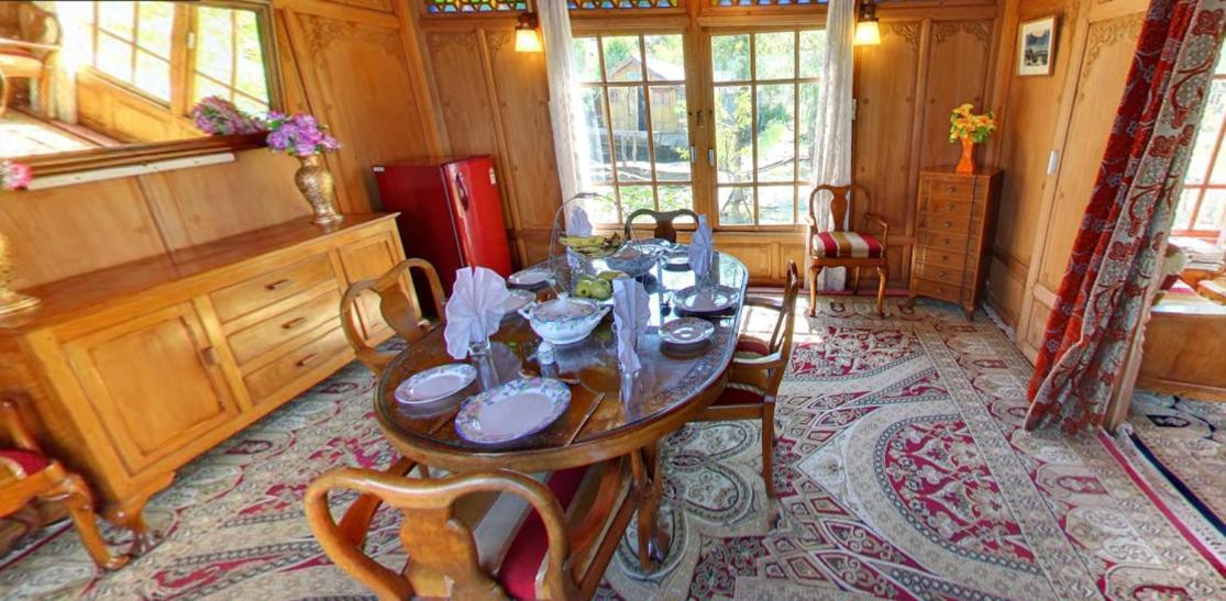 Hotel Peacock Houseboats à Srīnagar Extérieur photo