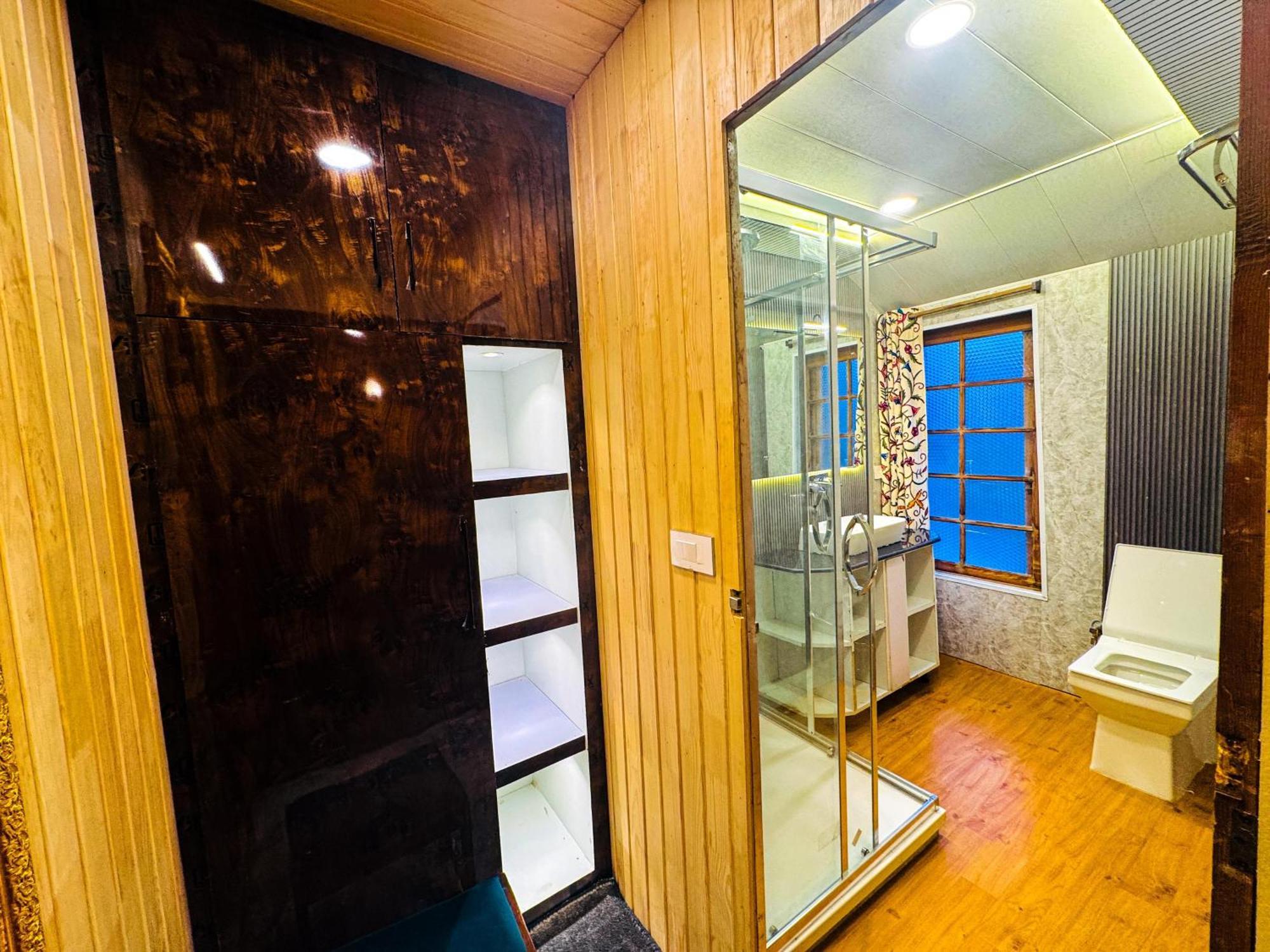 Hotel Peacock Houseboats à Srīnagar Extérieur photo