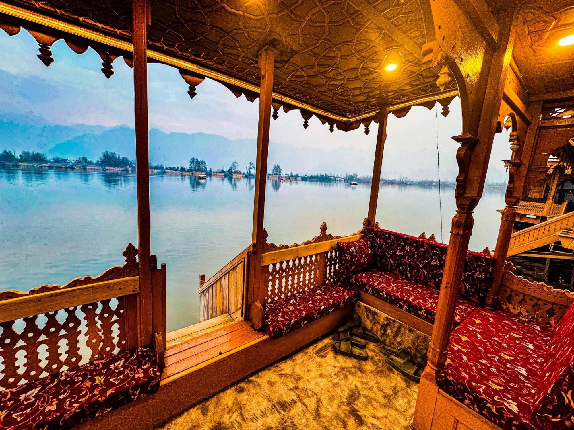 Hotel Peacock Houseboats à Srīnagar Extérieur photo