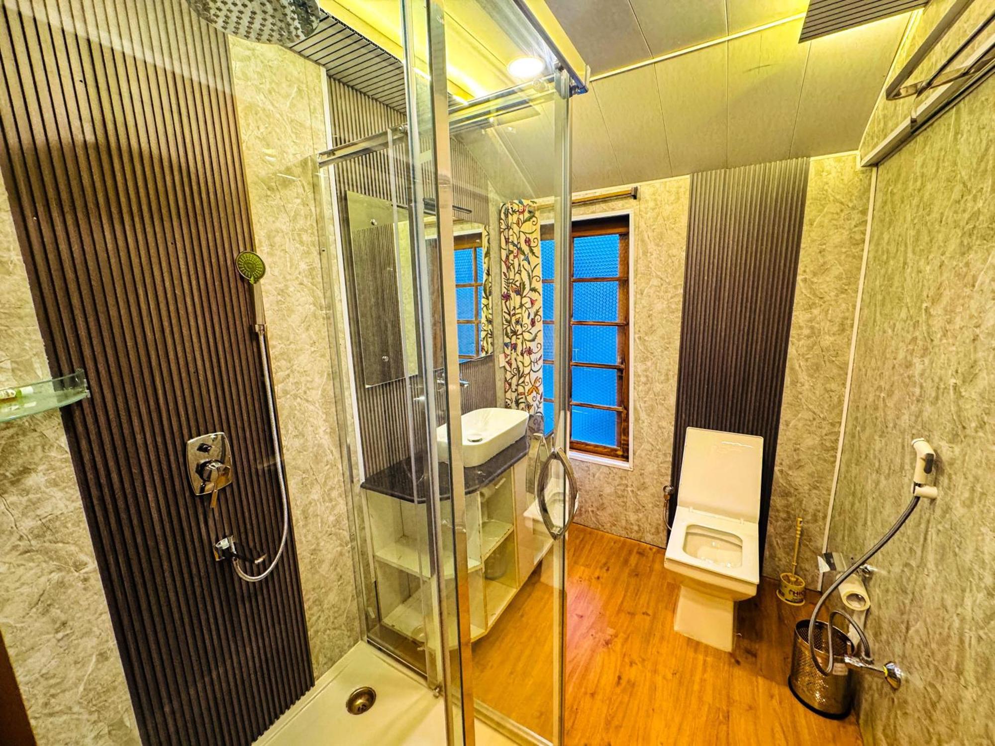 Hotel Peacock Houseboats à Srīnagar Extérieur photo
