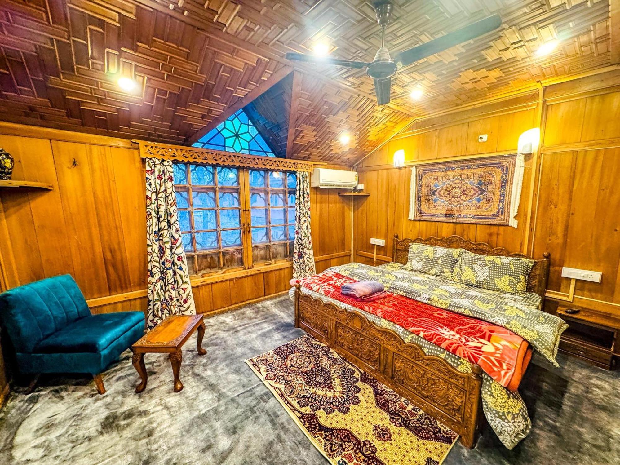 Hotel Peacock Houseboats à Srīnagar Extérieur photo