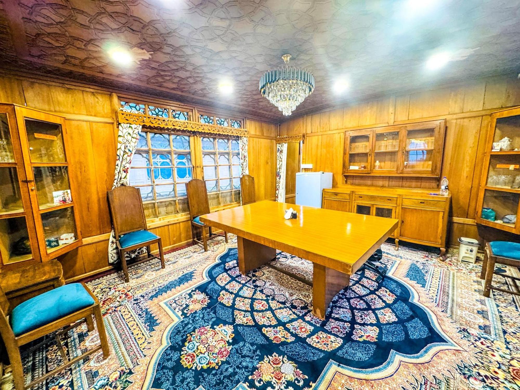 Hotel Peacock Houseboats à Srīnagar Extérieur photo
