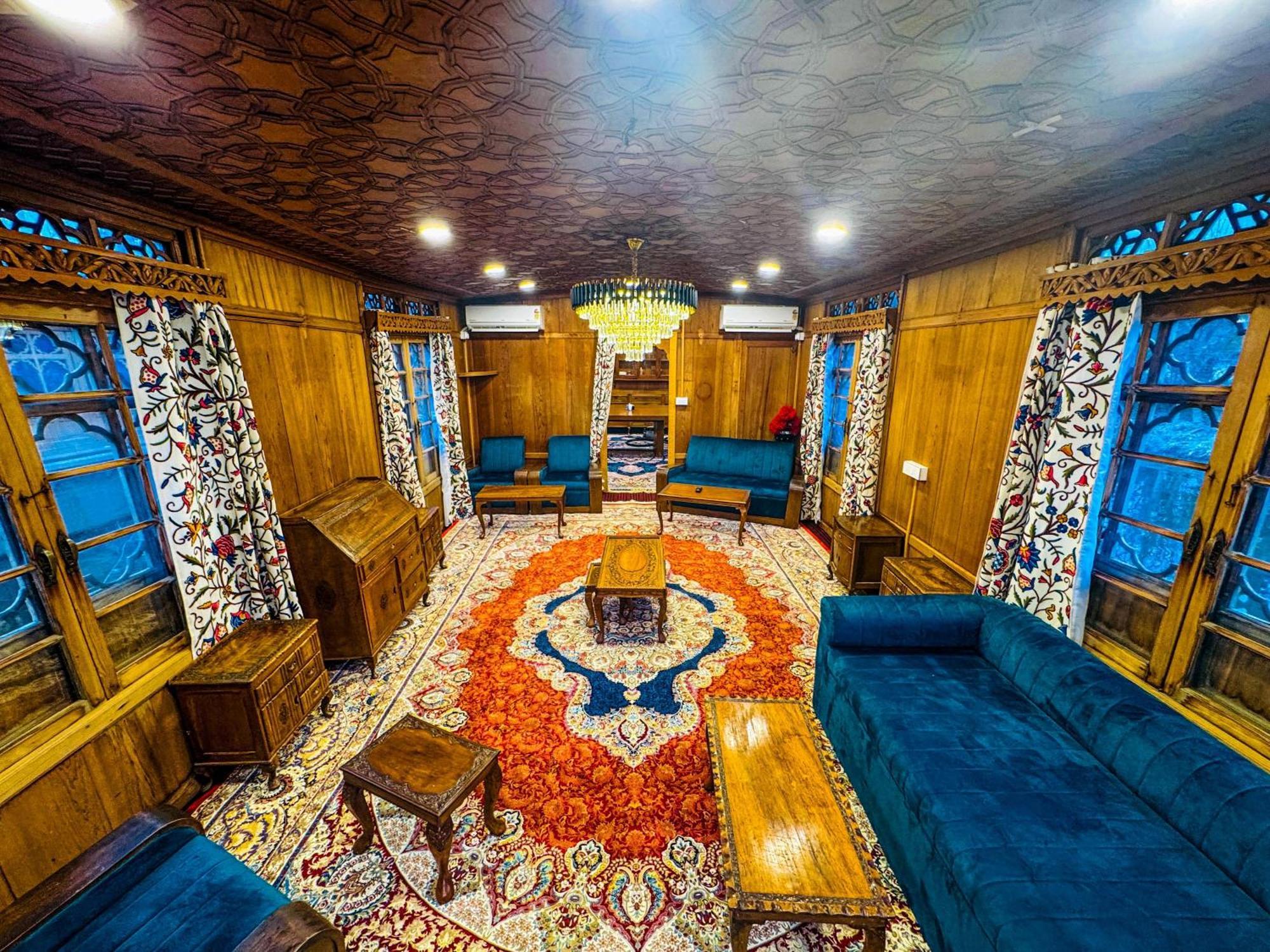 Hotel Peacock Houseboats à Srīnagar Extérieur photo
