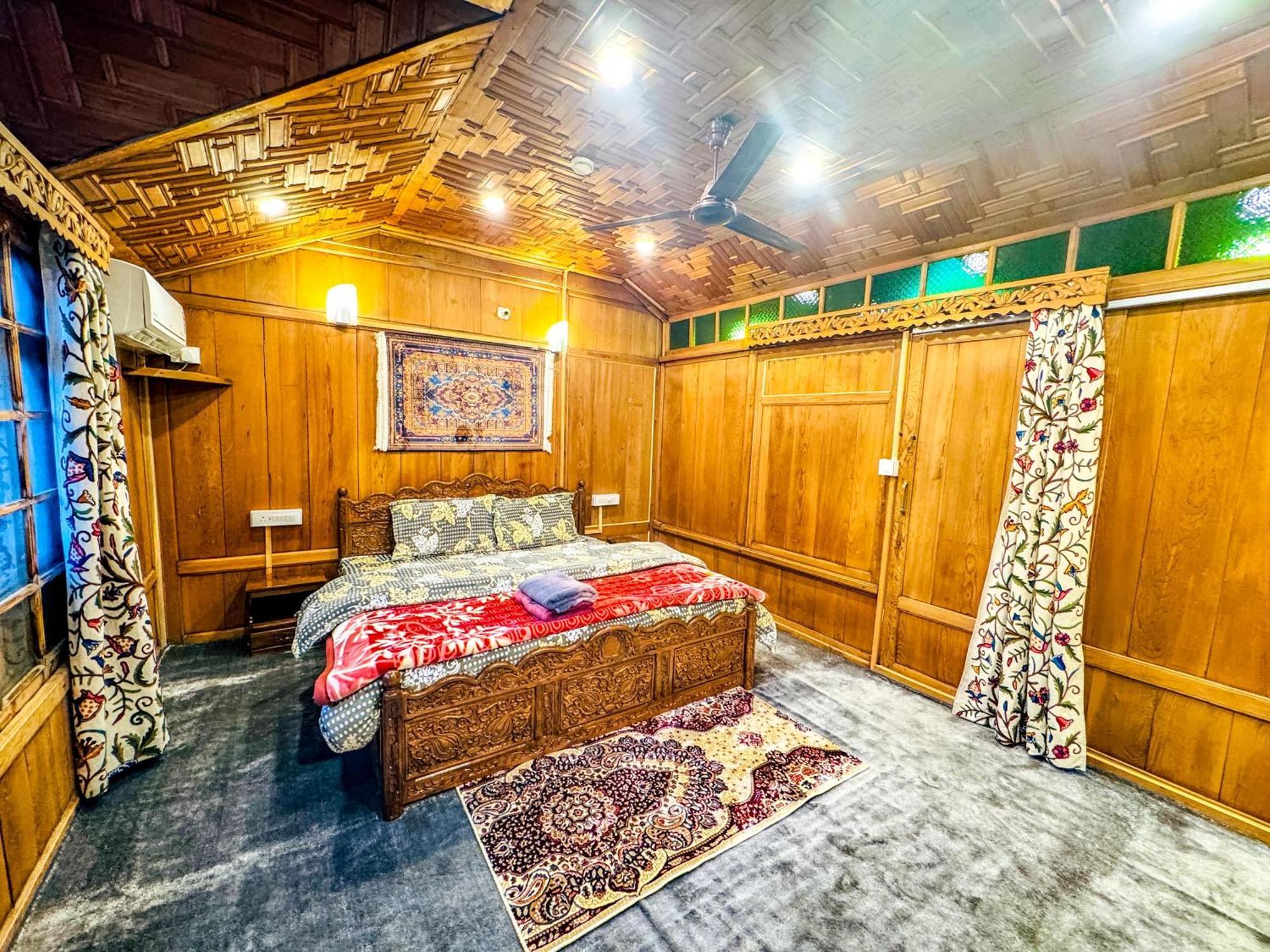 Hotel Peacock Houseboats à Srīnagar Extérieur photo