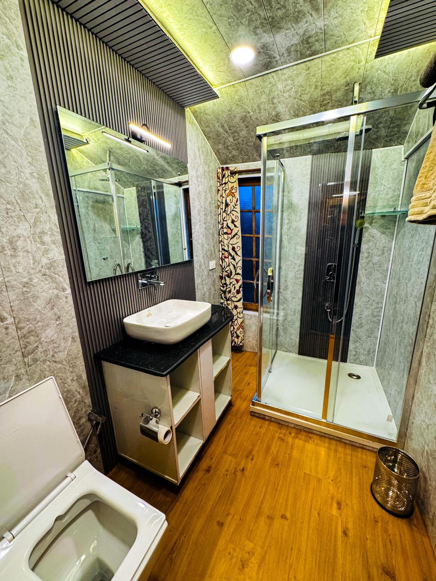 Hotel Peacock Houseboats à Srīnagar Extérieur photo