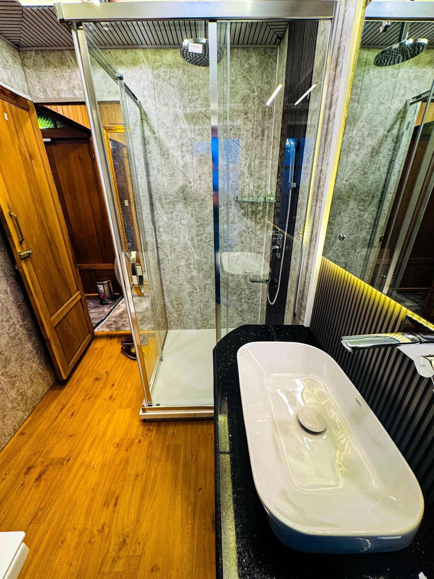 Hotel Peacock Houseboats à Srīnagar Extérieur photo