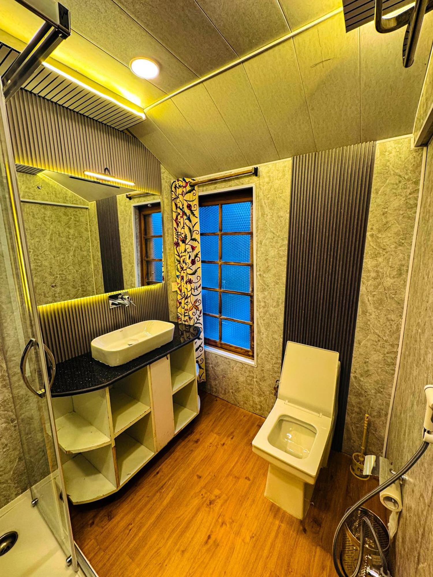 Hotel Peacock Houseboats à Srīnagar Extérieur photo