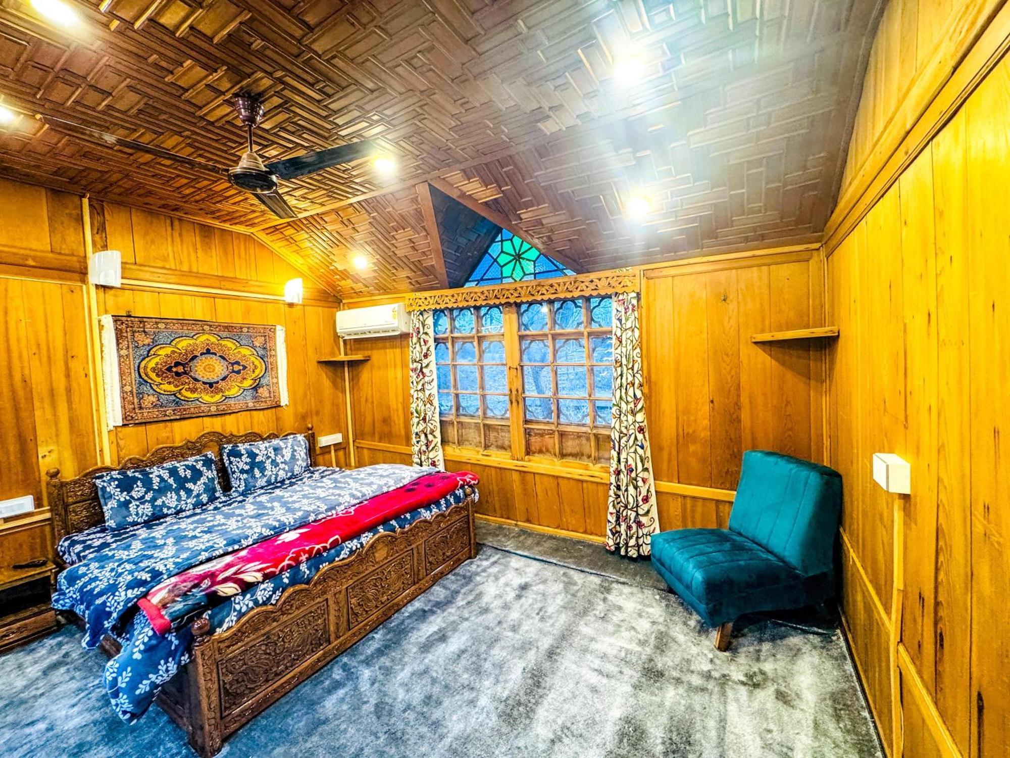 Hotel Peacock Houseboats à Srīnagar Extérieur photo
