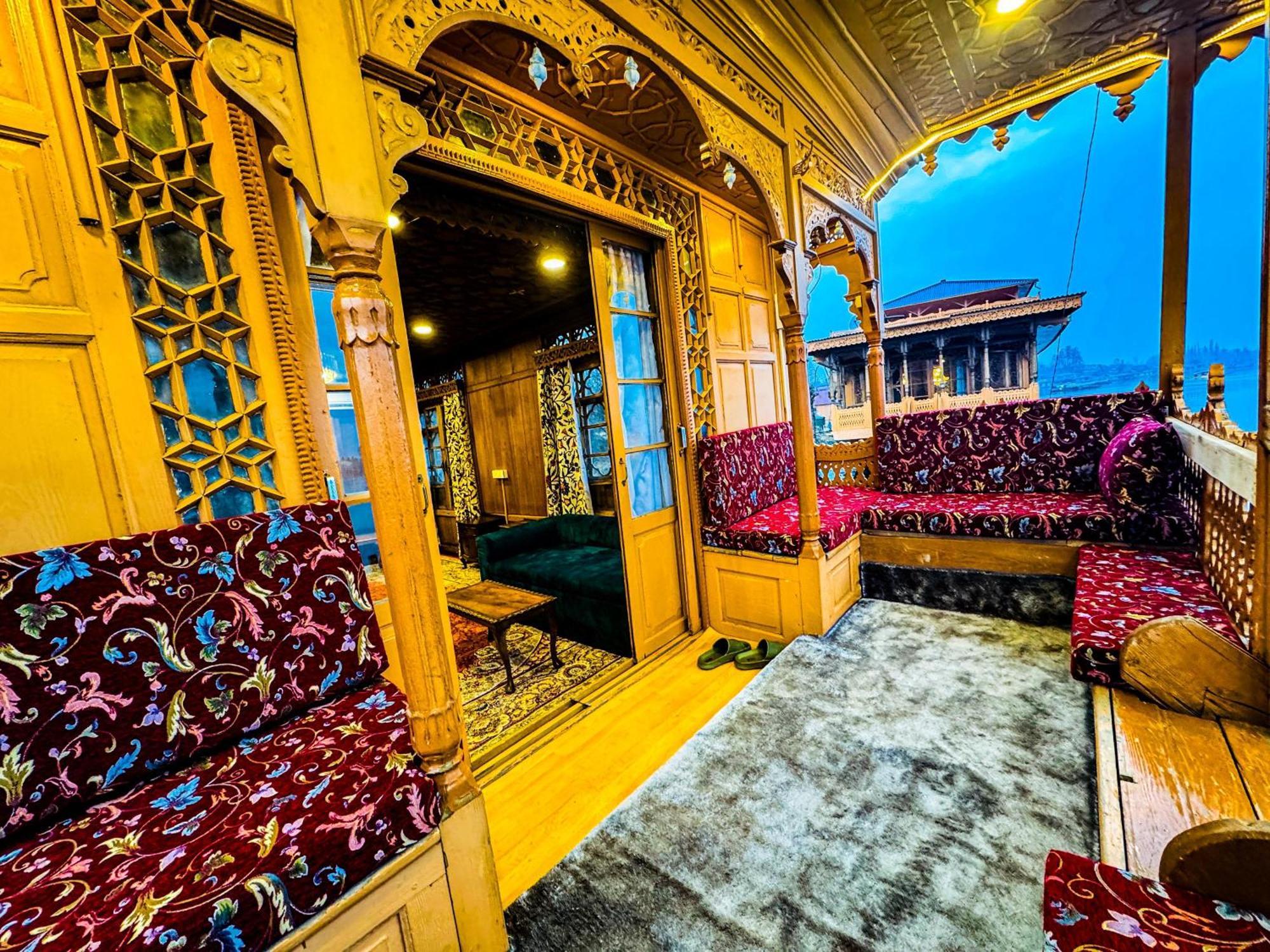 Hotel Peacock Houseboats à Srīnagar Extérieur photo