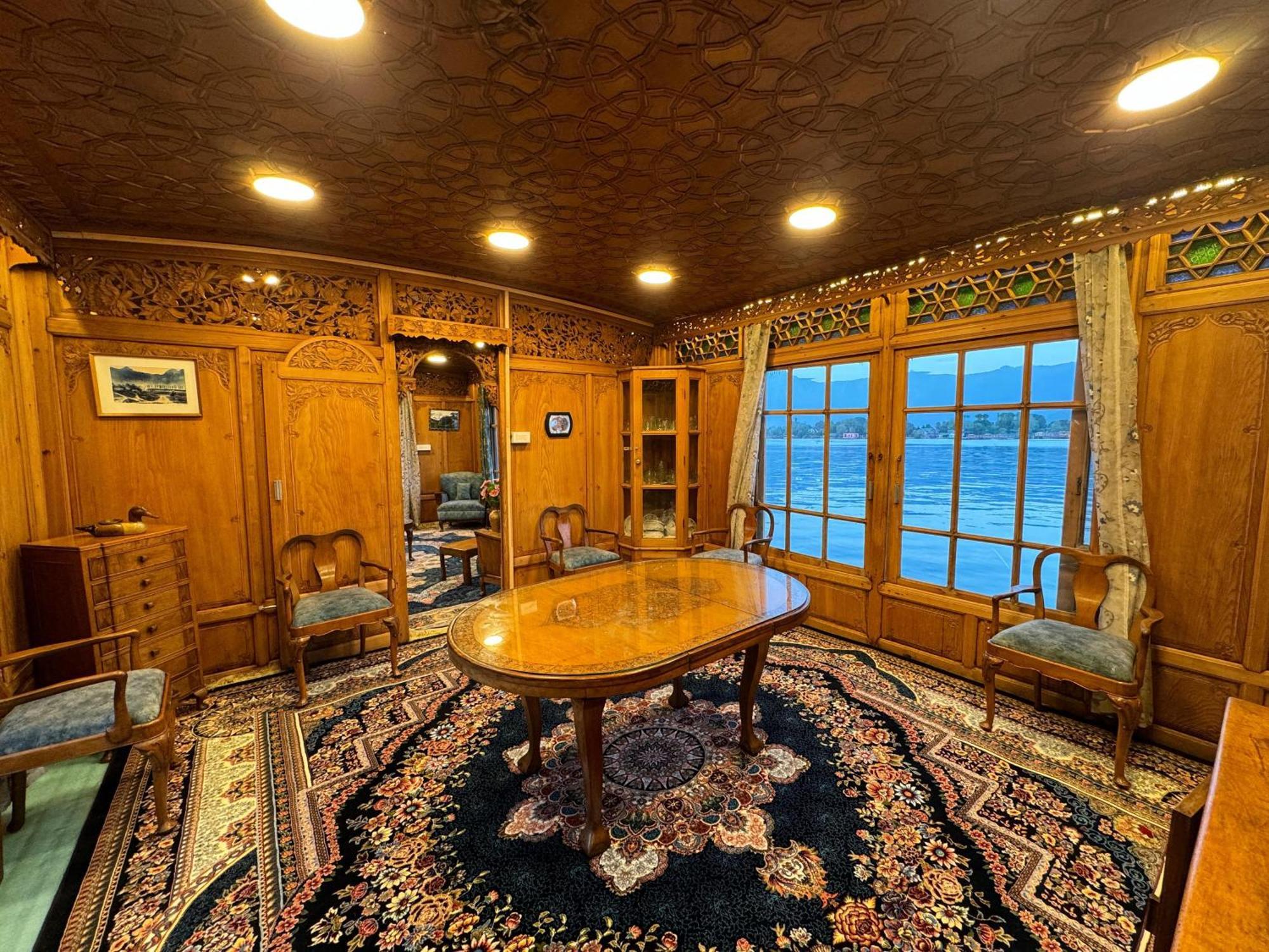 Hotel Peacock Houseboats à Srīnagar Extérieur photo