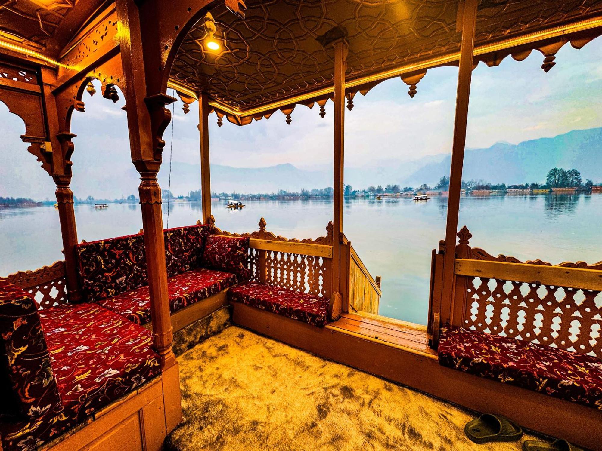 Hotel Peacock Houseboats à Srīnagar Extérieur photo