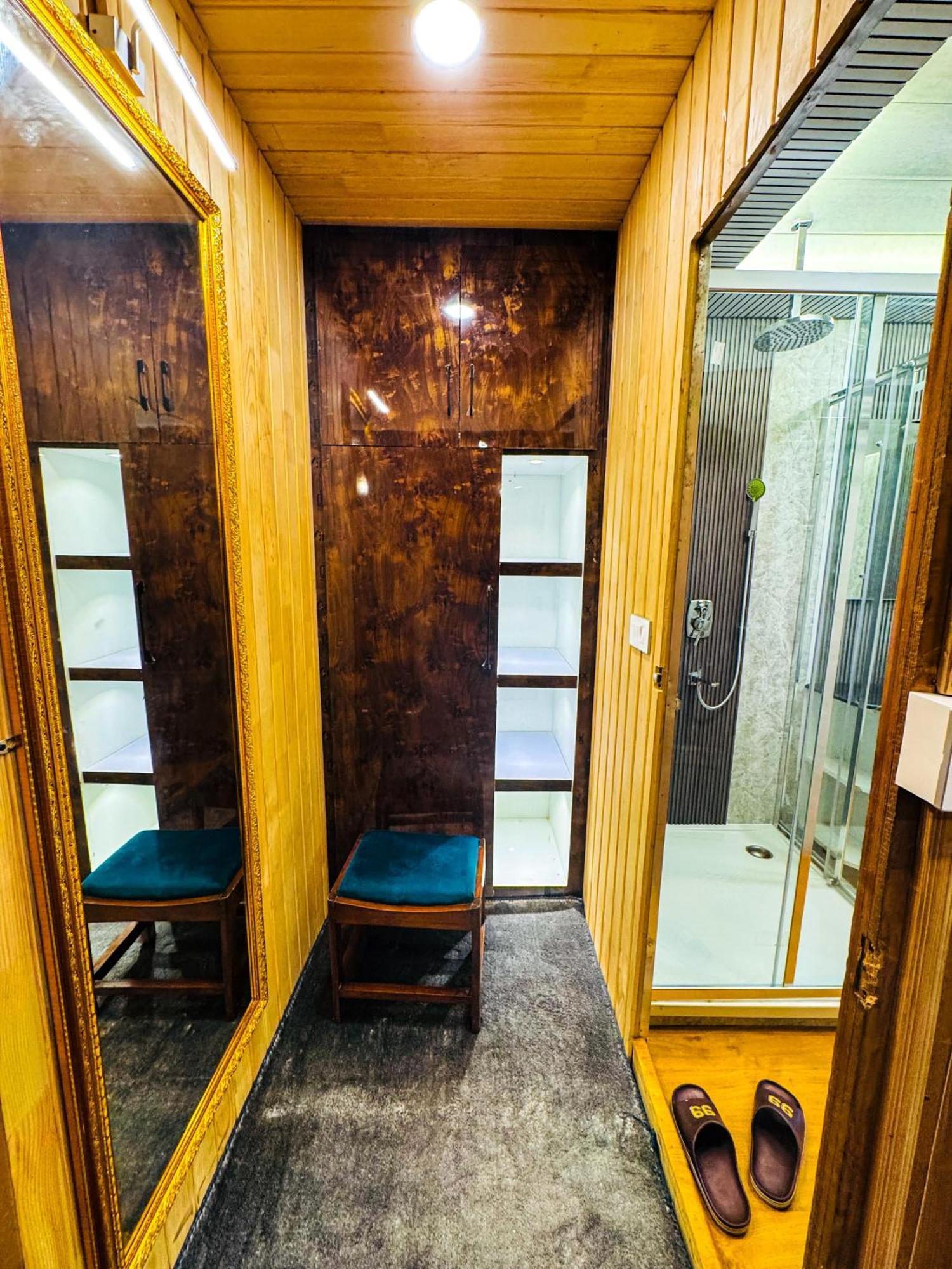 Hotel Peacock Houseboats à Srīnagar Extérieur photo