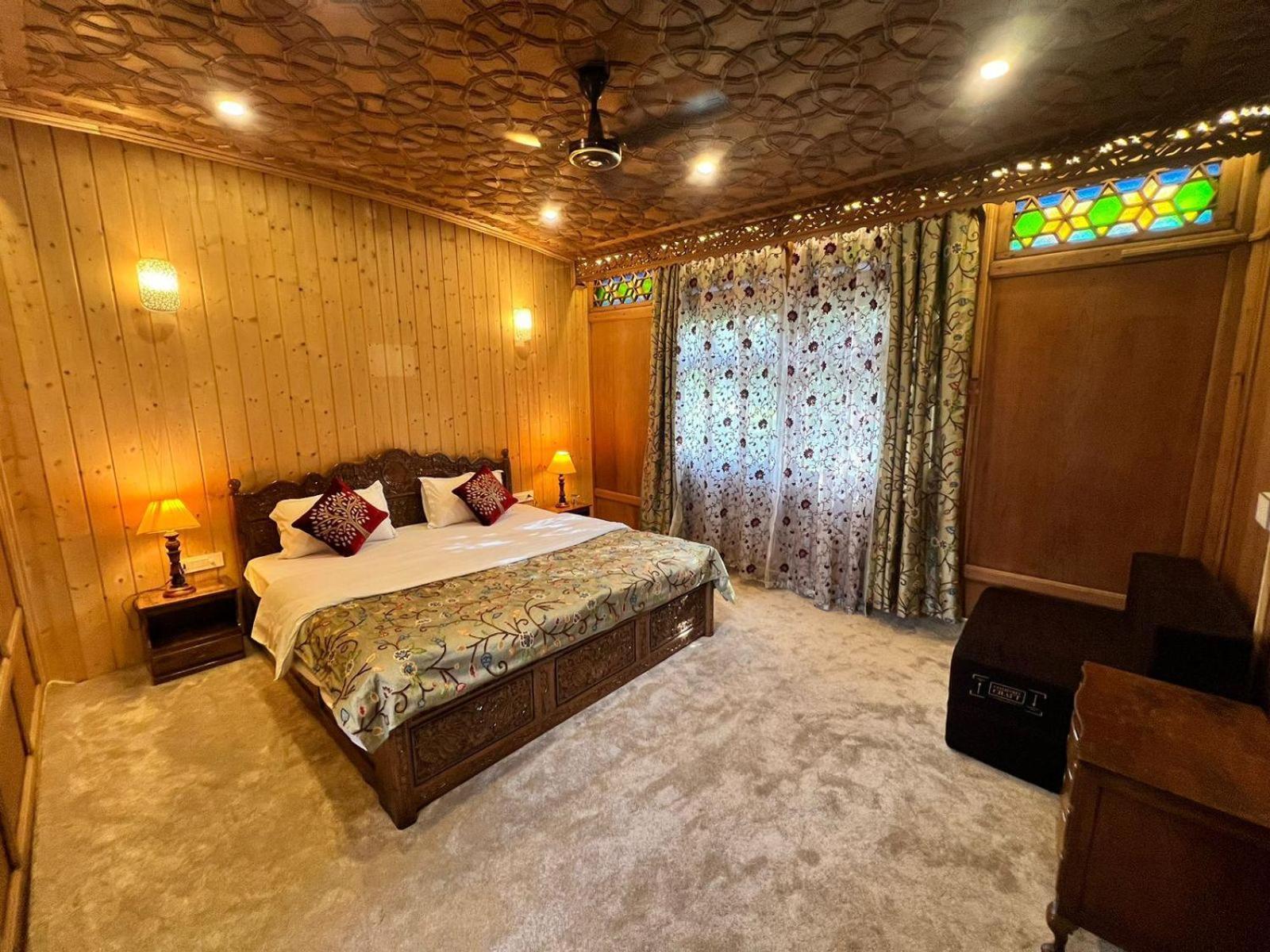 Hotel Peacock Houseboats à Srīnagar Extérieur photo