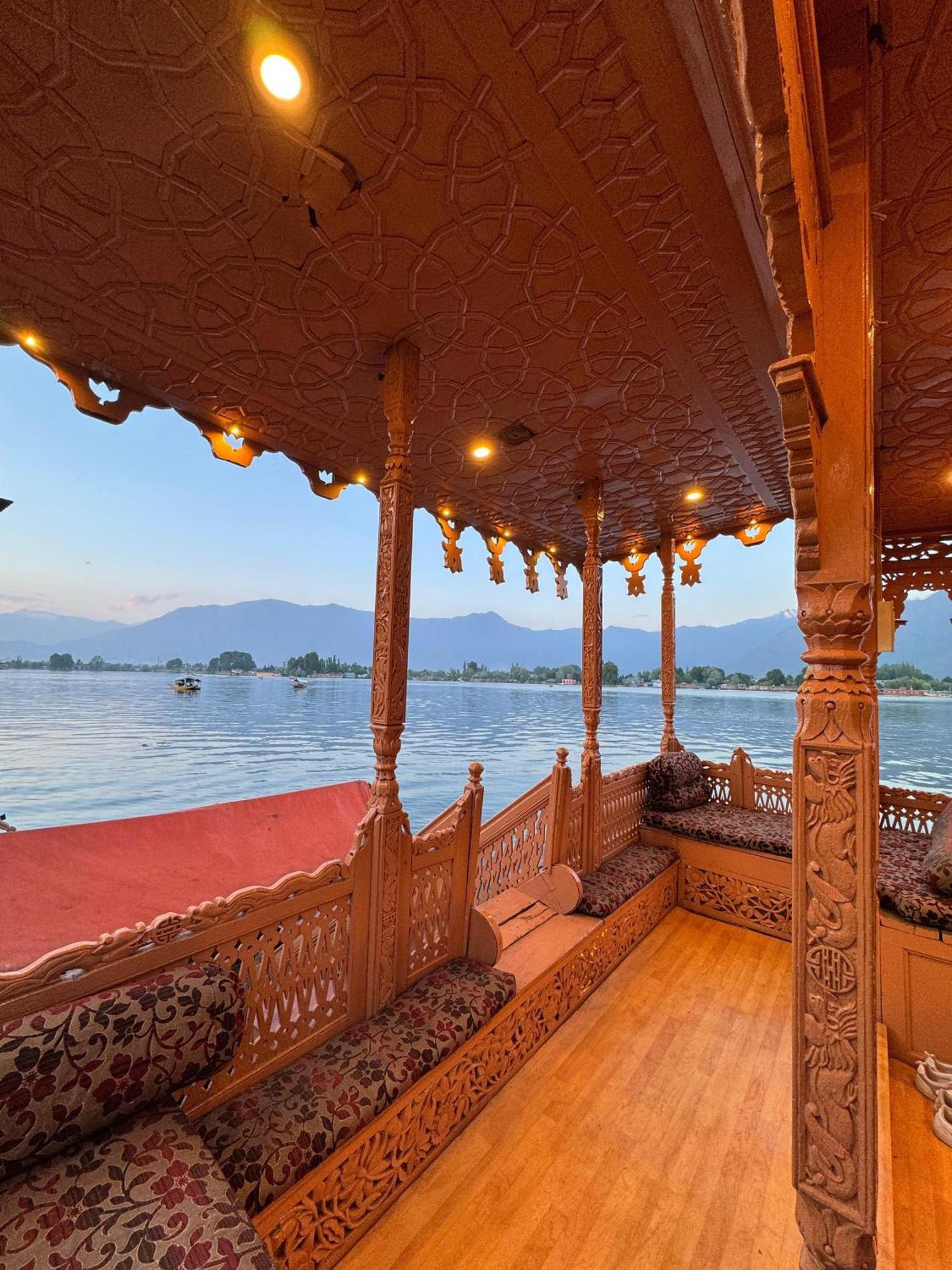 Hotel Peacock Houseboats à Srīnagar Extérieur photo