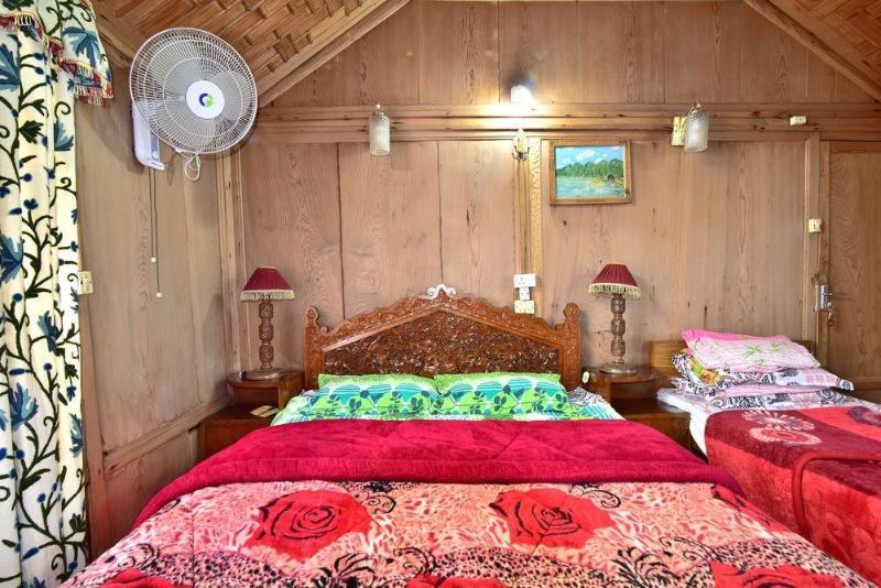Hotel Peacock Houseboats à Srīnagar Extérieur photo