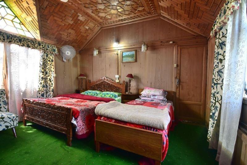 Hotel Peacock Houseboats à Srīnagar Extérieur photo