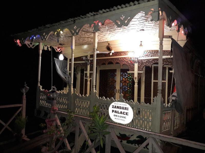 Hotel Peacock Houseboats à Srīnagar Extérieur photo