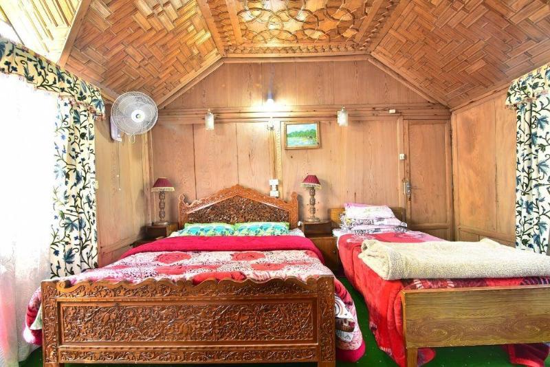 Hotel Peacock Houseboats à Srīnagar Extérieur photo