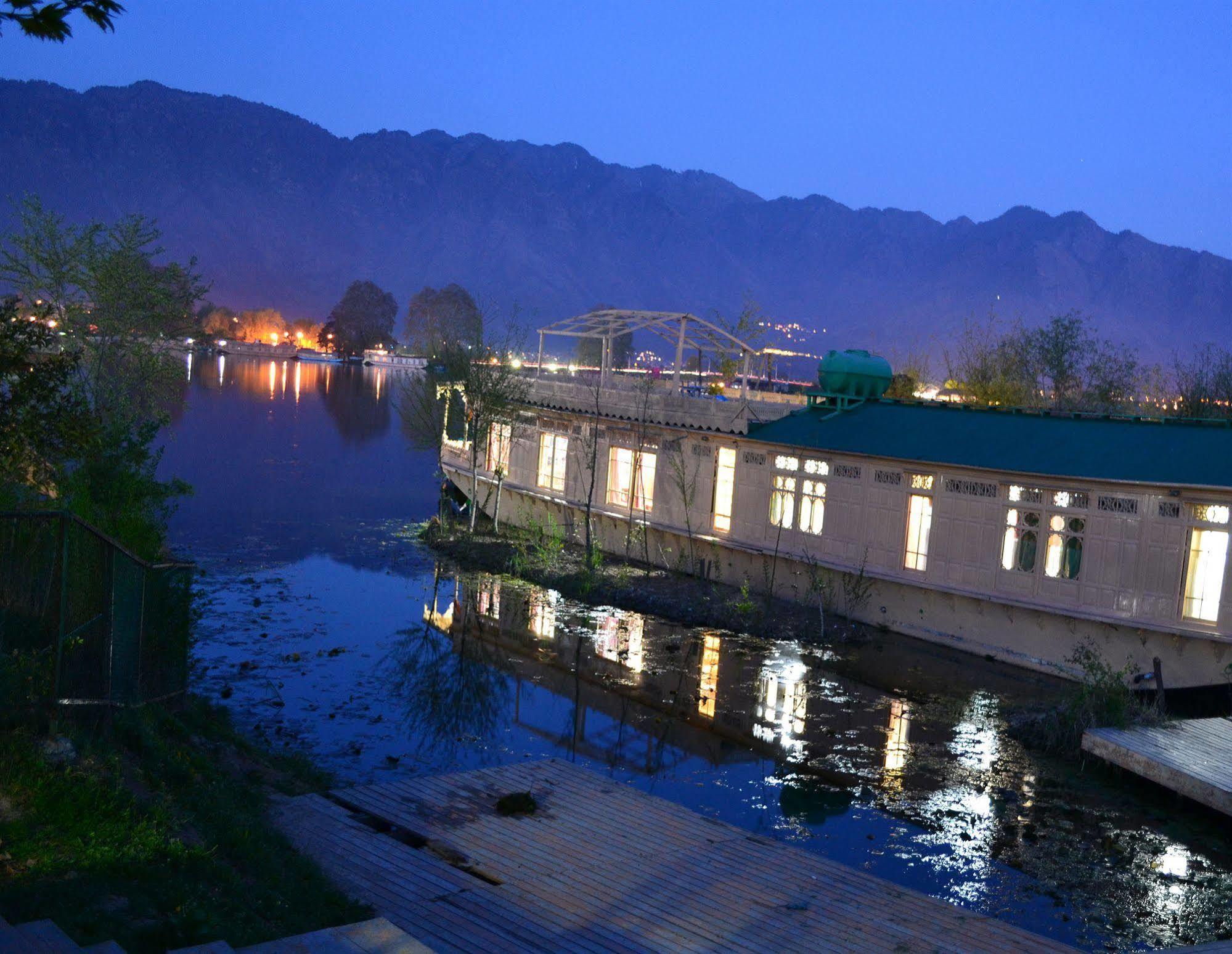 Hotel Peacock Houseboats à Srīnagar Extérieur photo