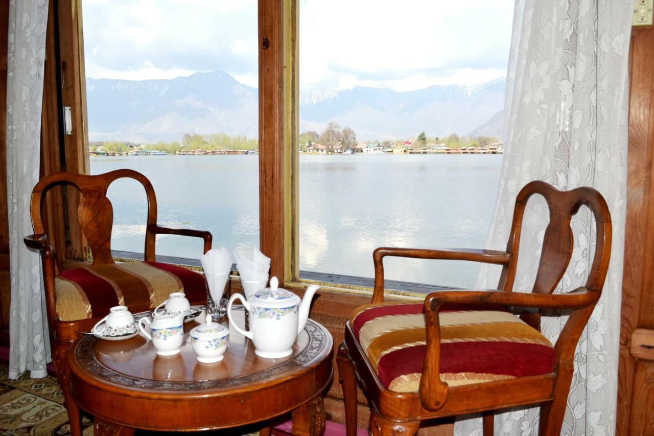 Hotel Peacock Houseboats à Srīnagar Extérieur photo