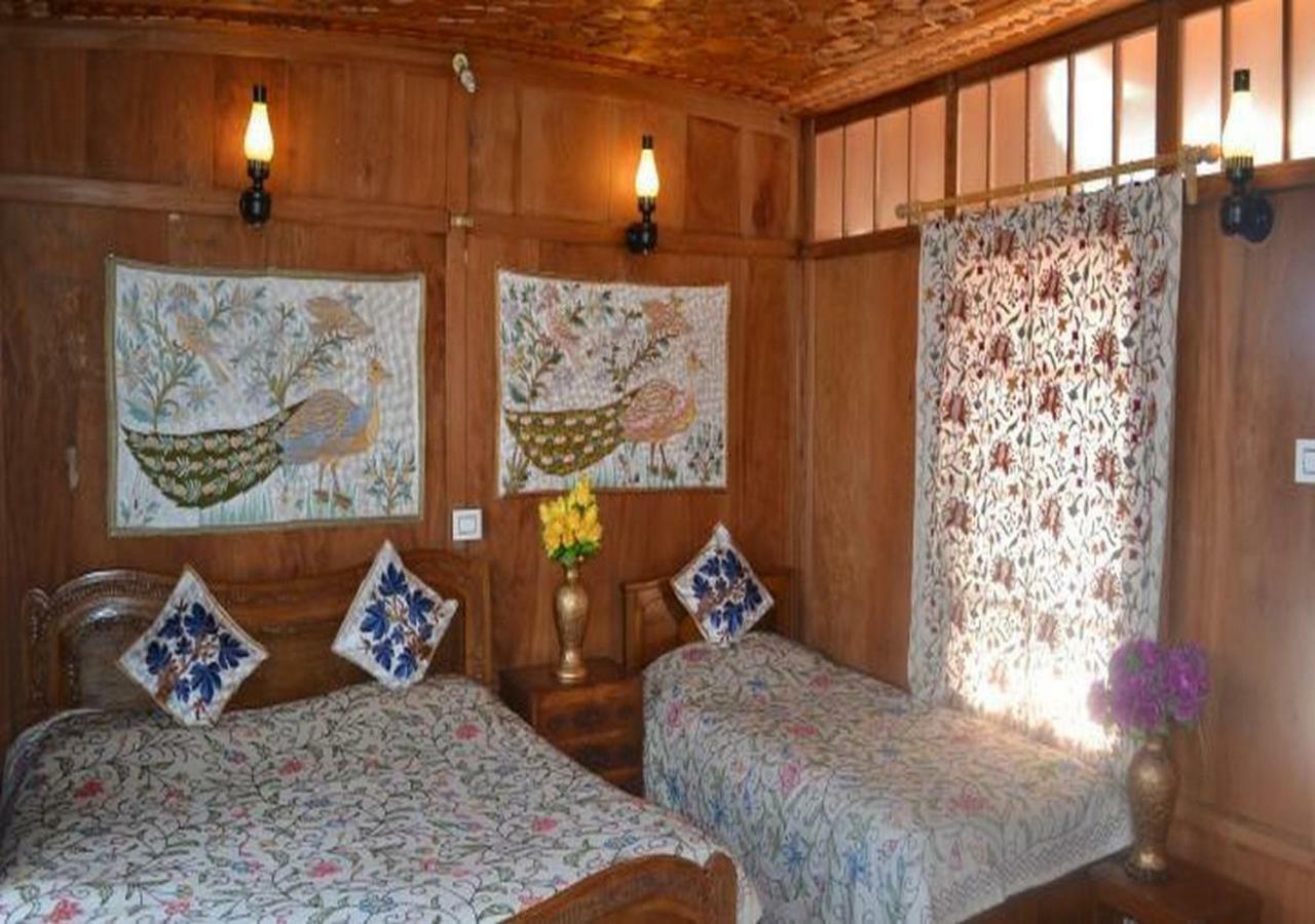 Hotel Peacock Houseboats à Srīnagar Extérieur photo