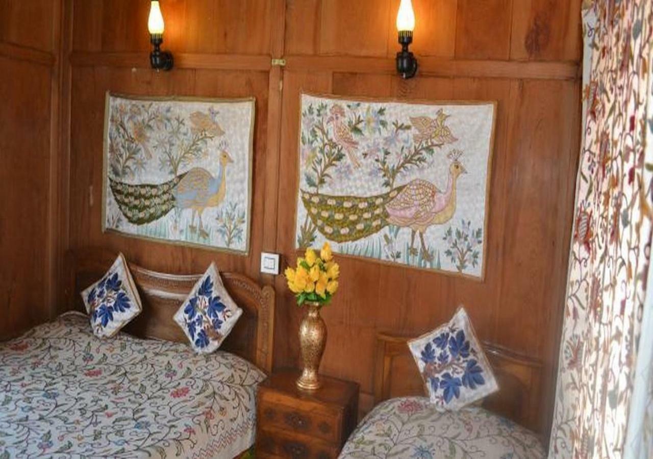 Hotel Peacock Houseboats à Srīnagar Extérieur photo