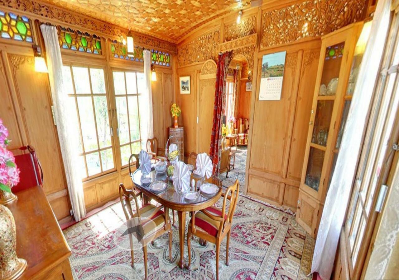 Hotel Peacock Houseboats à Srīnagar Extérieur photo