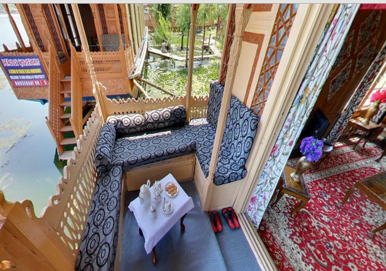 Hotel Peacock Houseboats à Srīnagar Extérieur photo
