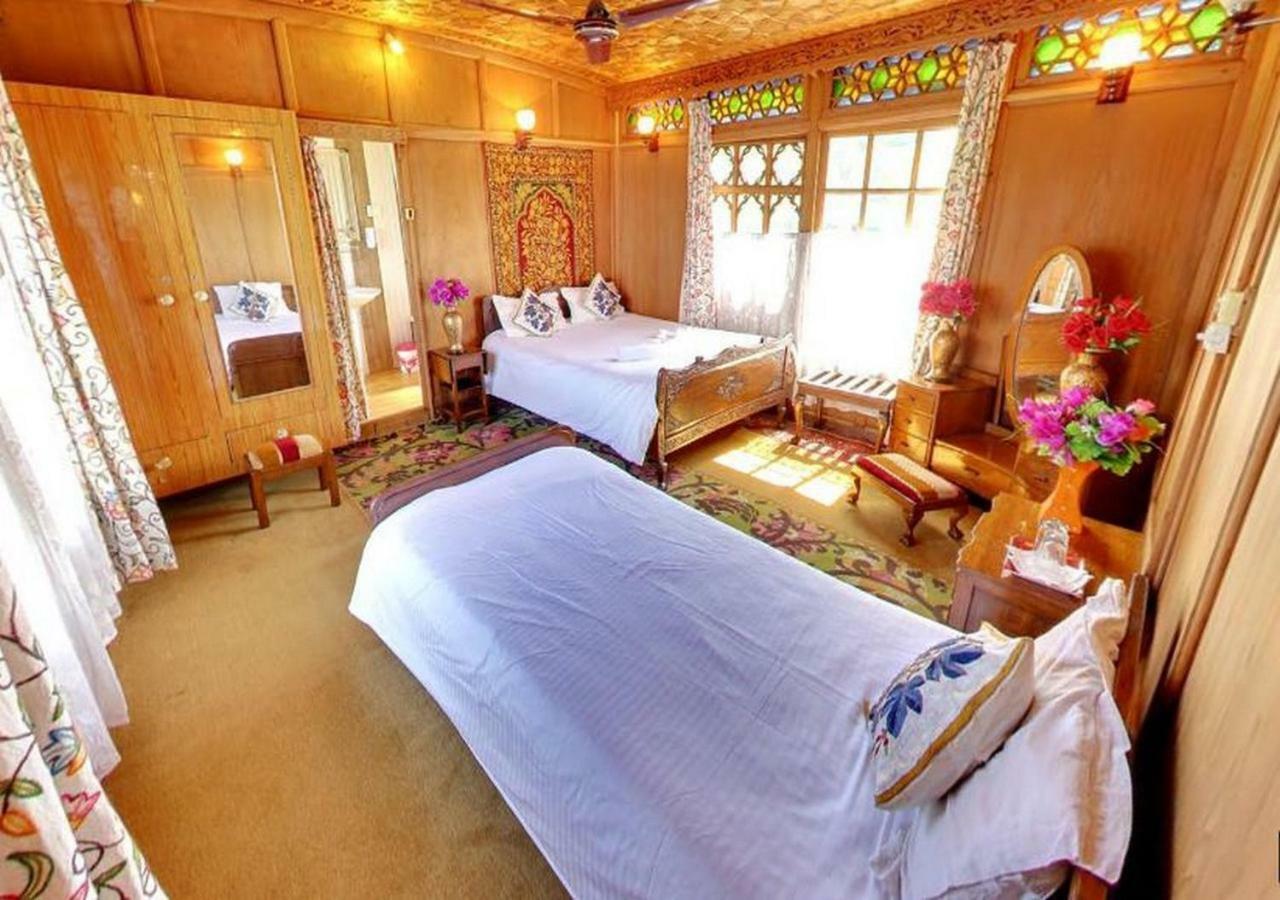 Hotel Peacock Houseboats à Srīnagar Extérieur photo