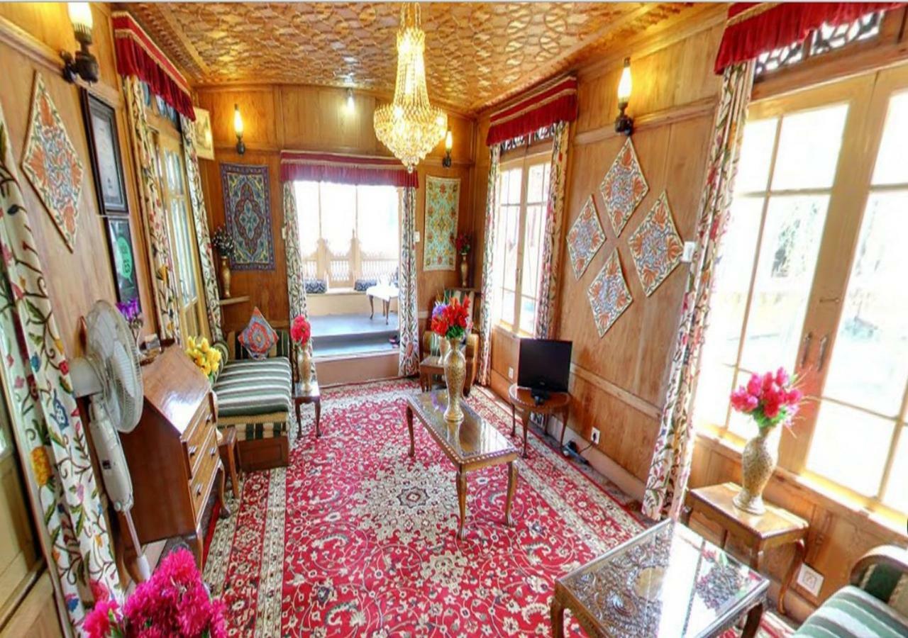 Hotel Peacock Houseboats à Srīnagar Extérieur photo
