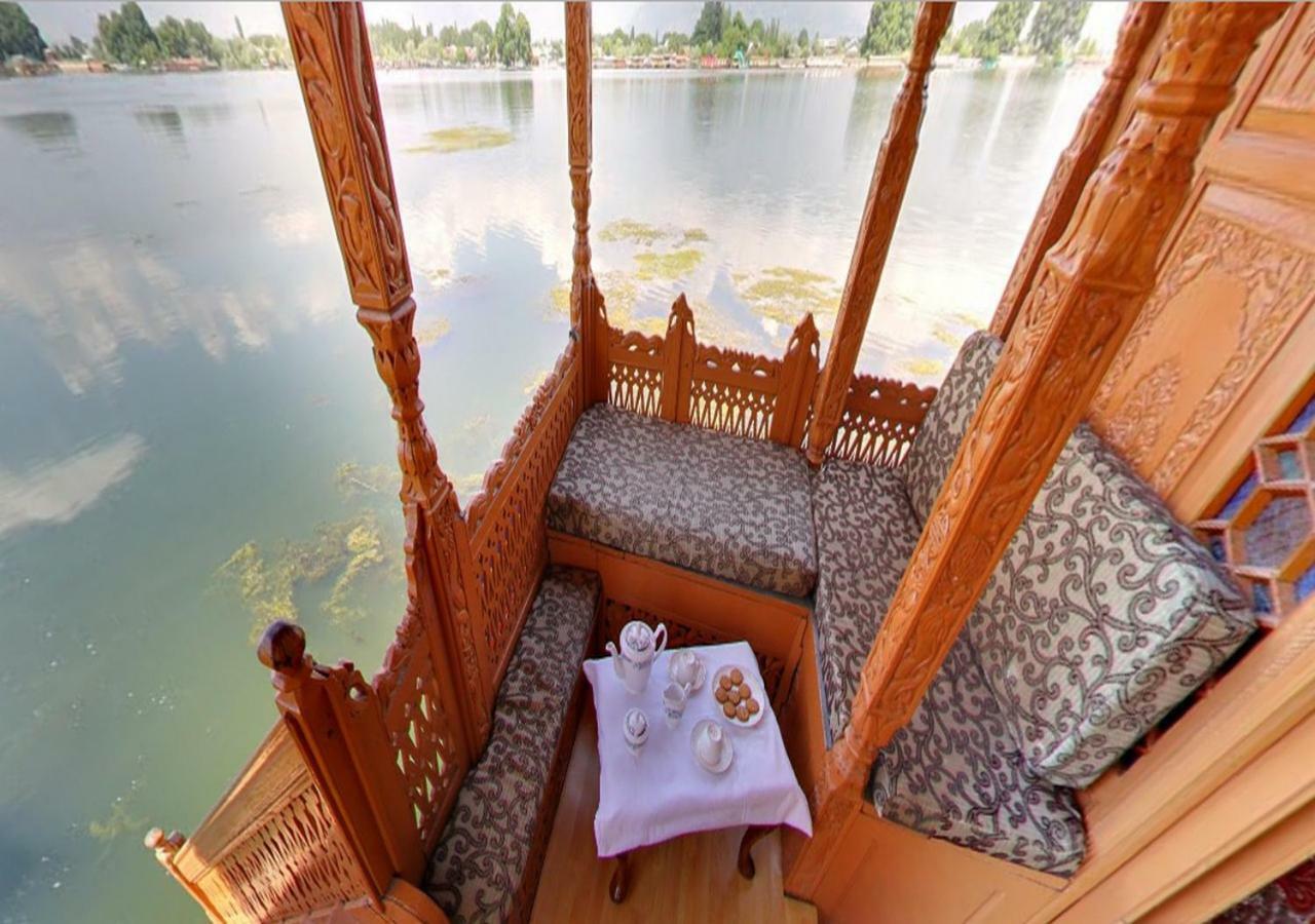 Hotel Peacock Houseboats à Srīnagar Extérieur photo