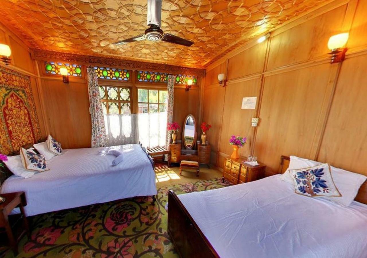 Hotel Peacock Houseboats à Srīnagar Extérieur photo