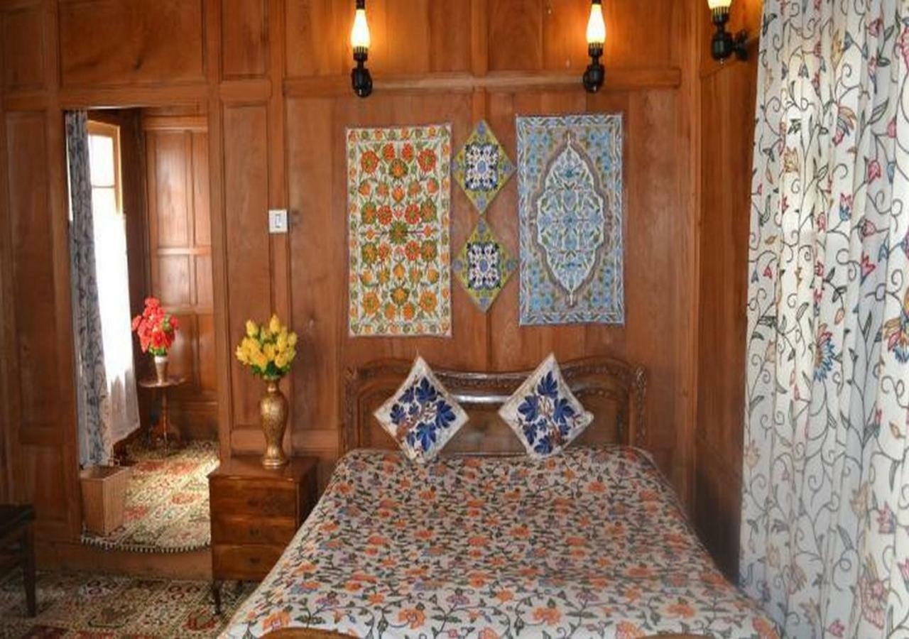 Hotel Peacock Houseboats à Srīnagar Extérieur photo
