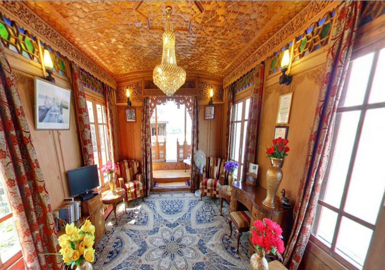 Hotel Peacock Houseboats à Srīnagar Extérieur photo