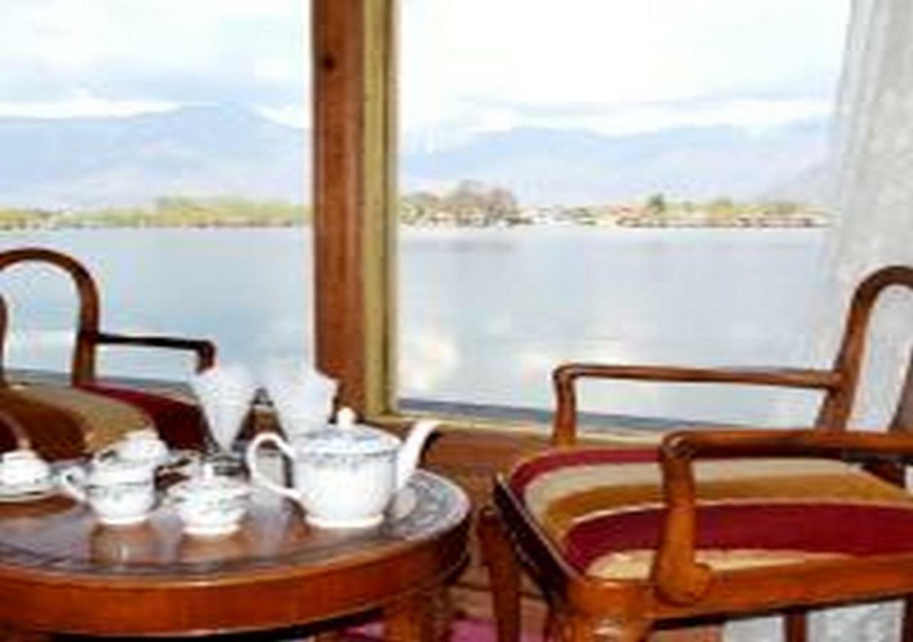 Hotel Peacock Houseboats à Srīnagar Extérieur photo