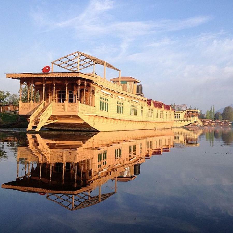 Hotel Peacock Houseboats à Srīnagar Extérieur photo